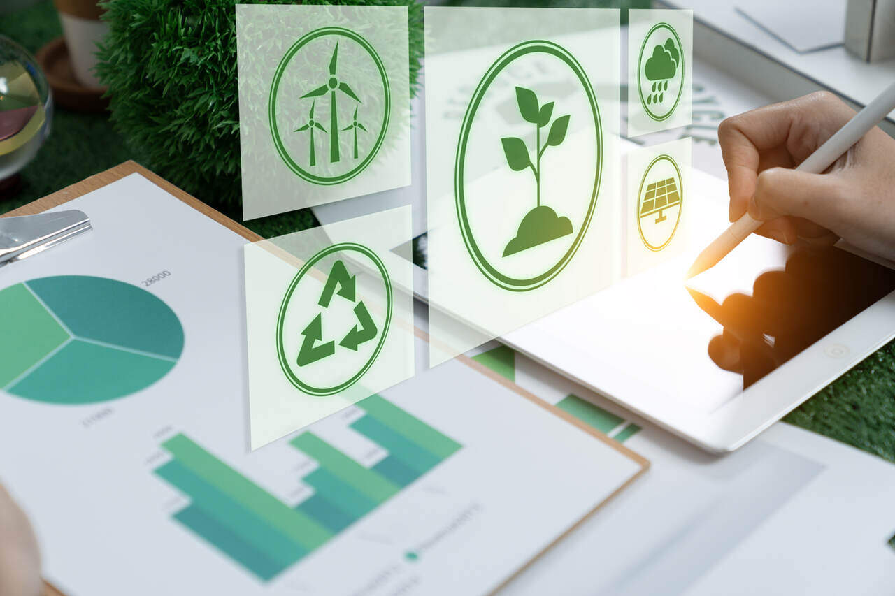 Icones de sustentabilidade, como reciclagem e energia renovável, sobrepostos a gráficos e tablets, representando a análise e implementação de práticas sustentáveis em negócios.